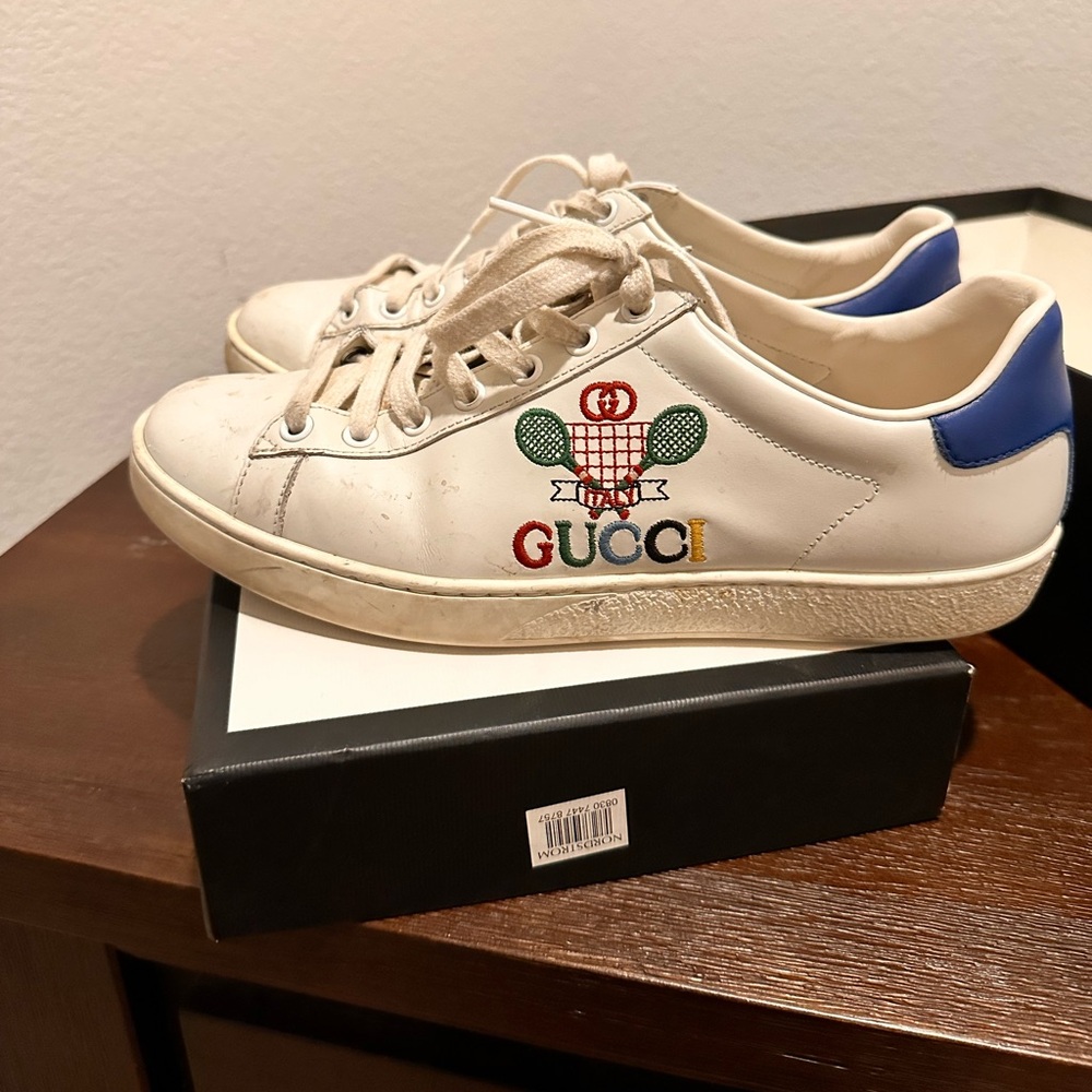 Gucci sneakers size 38 1/2 used. W/box, bag and new shoe laces Fits an 8.5
